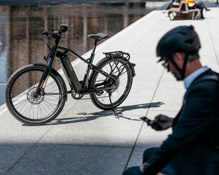Business E-Bike Fahrer macht Pause und ist am Handy