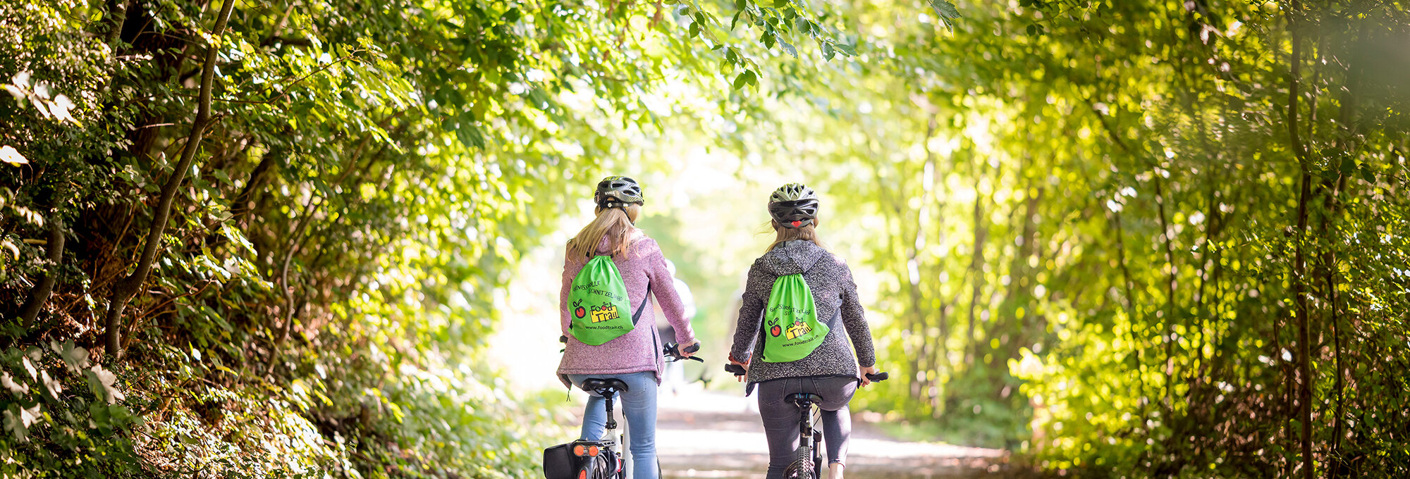 zwei Velofahrer im Wald