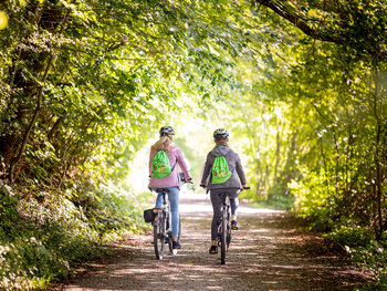 zwei Velofahrer im Wald