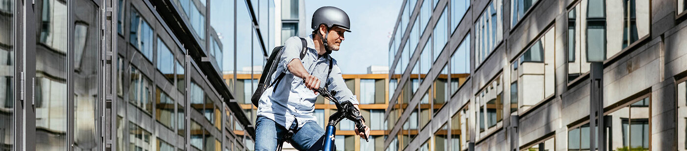 E-Bike Fahrer in der Stadt
