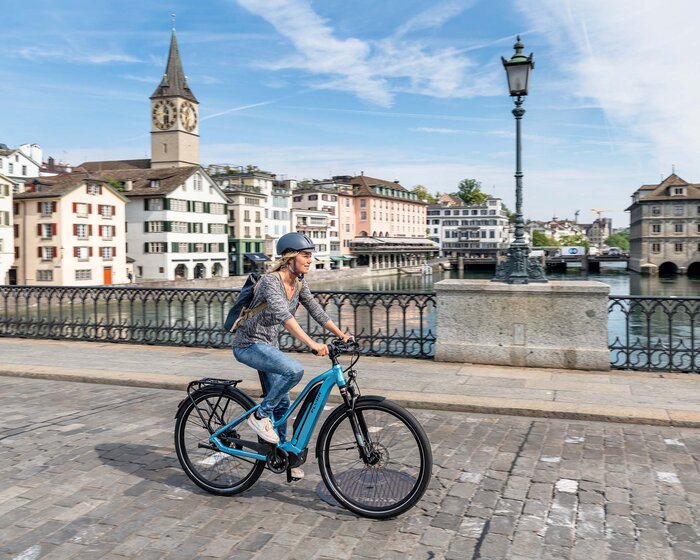 E-Bikefahrerin in der Stadt