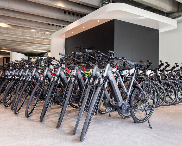 E-Bikes aufgereiht in Vermietstation