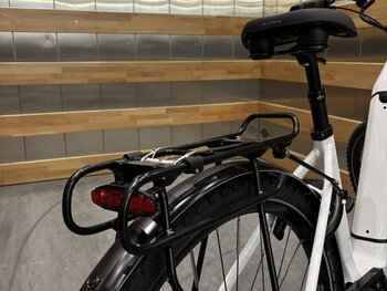 Le porte-bagages stable est spécialement adapté aux sacs et aux paniers à bagages.
